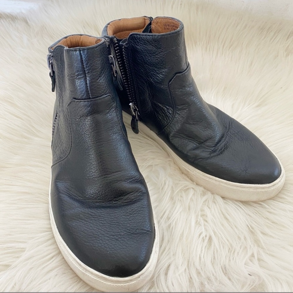 Kenneth Cole Gentle Soul Black Carter High
Top Leather Sneaker Size 9